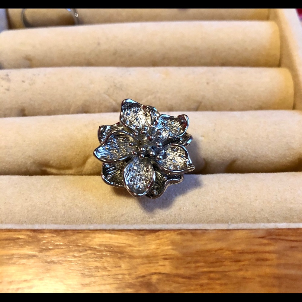 Silver Flower Ring - Picture 2 of 3